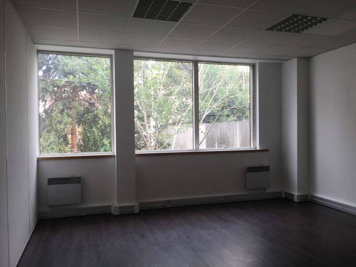 Bureaux, local professionnel 1.000 € 28 m² Courbevoie (92400)